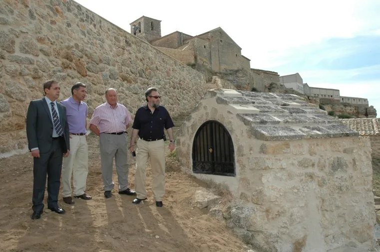 Carlos de la Casa visita la reparación de los muros-barbacana