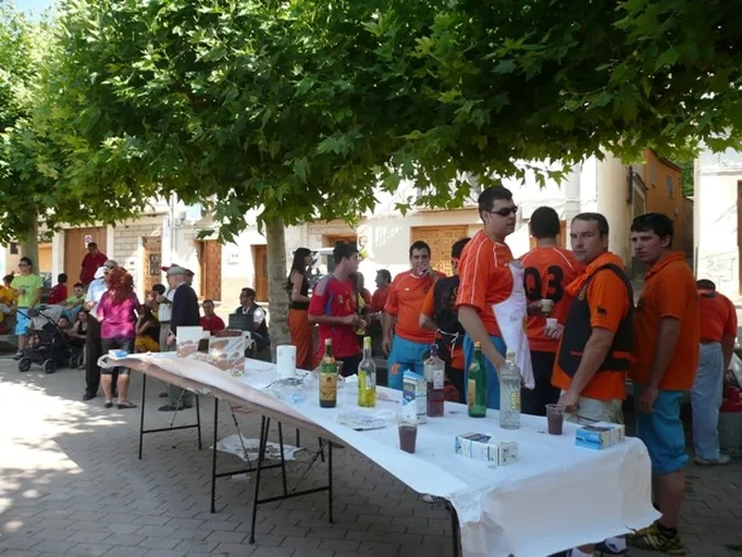 Las peñas viven un anticipo festivo de septiembre en un día