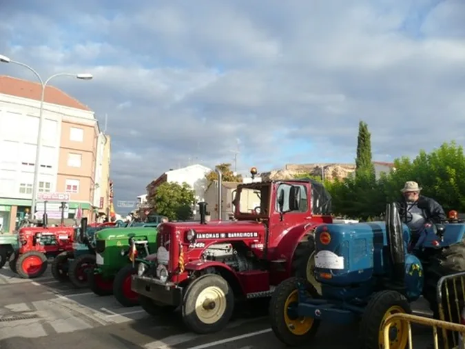 En tractor clásico siguiendo la ruta del Duero