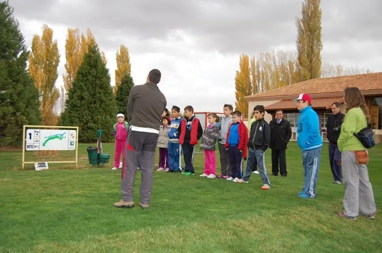 Escolares de Ribera a golpe de swing