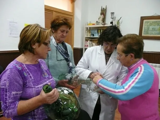 Las mujeres aprenden a sacar partido al vidrio con un curso
