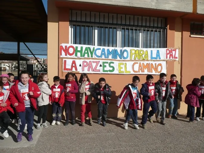 Los niños del cole festejan el día de la paz