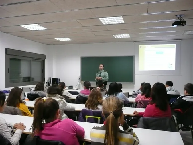 La Guardia Civil educa a los niños sobre Internet y alcohol