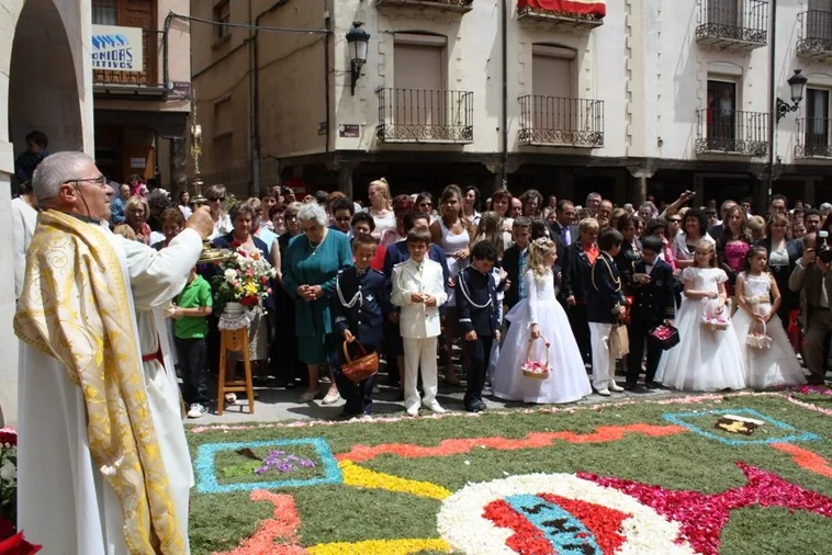 Alfombras de flores y virutas para honrar al Corpus Christi