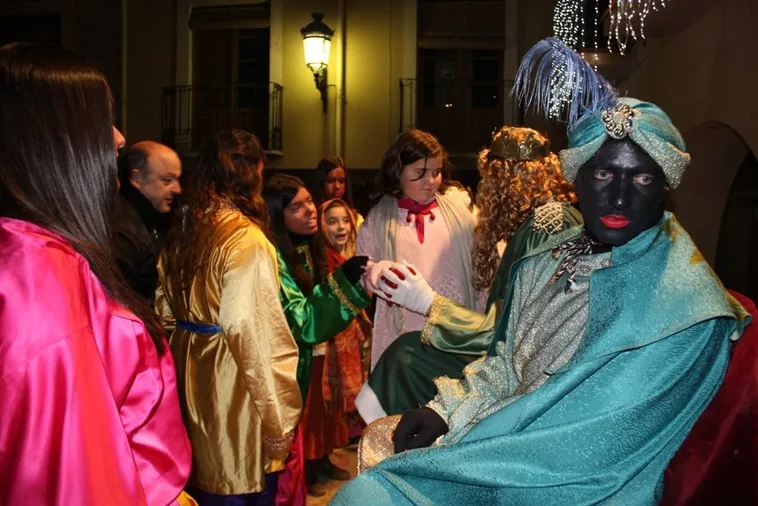 Los Reyes Magos reparten regalos entre los sanestebeños