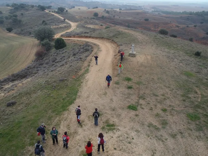 Una ruta senderista como guías y bajo tierra
