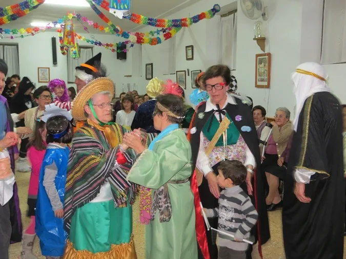 La asociación de pensionistas San Miguel despide con una piñata