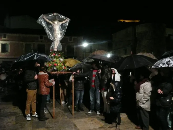 Los Quintos y los fieles de San Esteban desafían a la lluvia