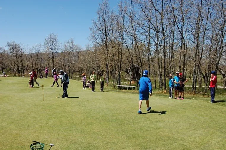 Los niños de San Esteban aprenden golf con la Diputación de Soria
