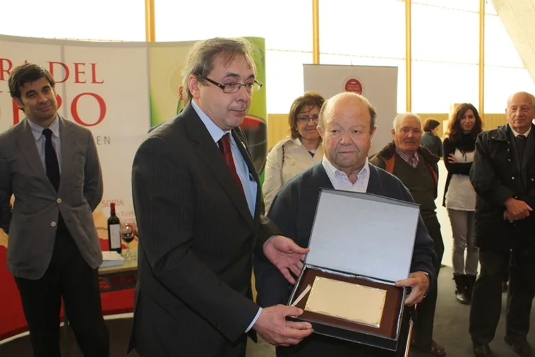 Doroteo Hernando recibe el reconocimiento por su trayectoria