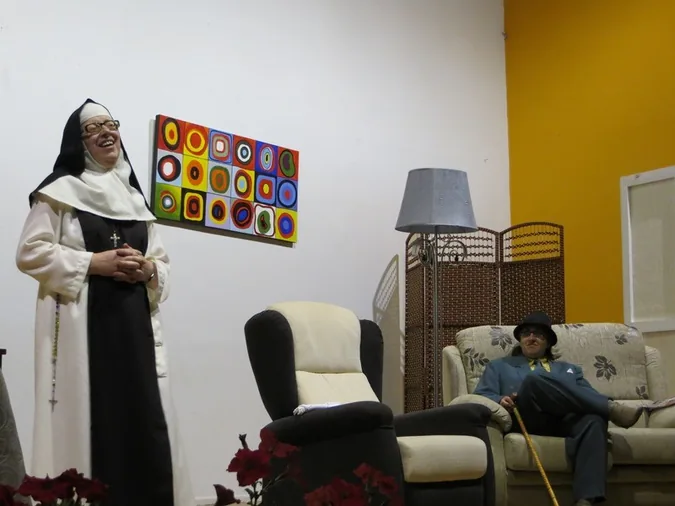 Las mujeres de la localidad llevan al escenario la obra de Mihura