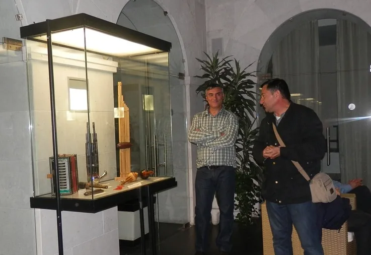 Los instrumentos de viento de Juan Cruz calientan las dulzainas