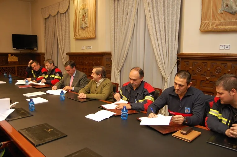 La Diputación rubrica el convenio con los bomberos voluntarios