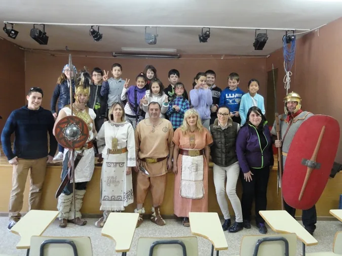Soldados de Tierra quemada llegan a las aulas de Primaria