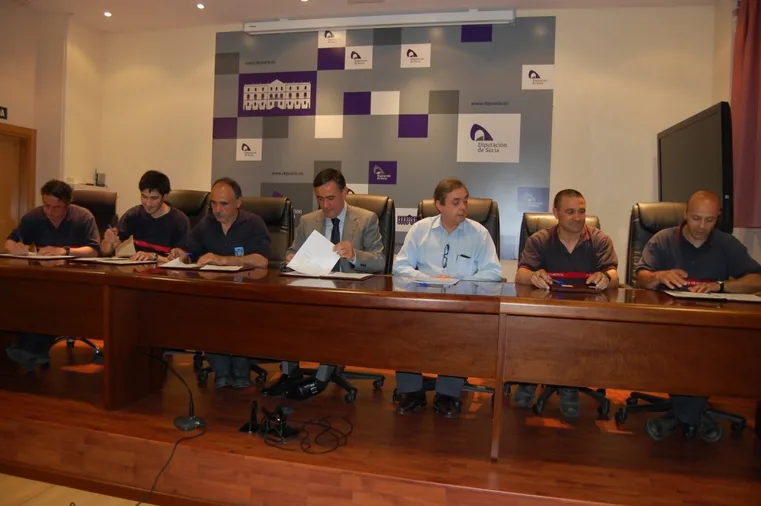 La Diputación firma un nuevo convenio con los bomberos