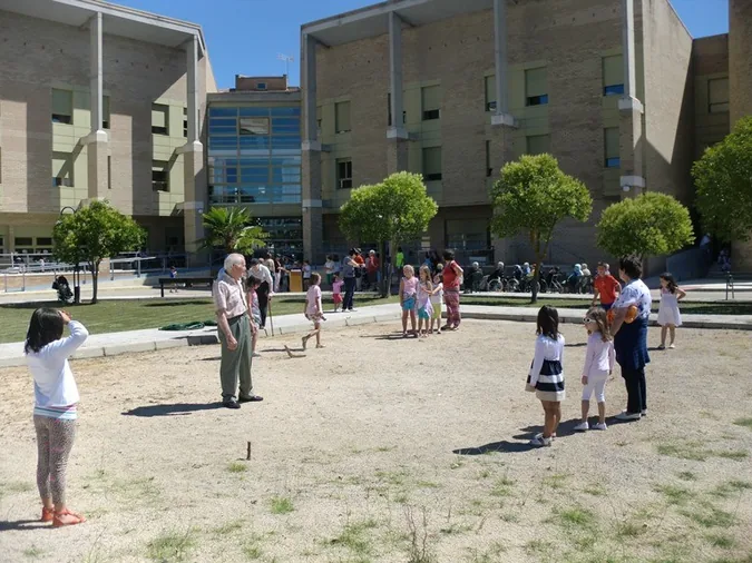 Intergeneración para que niños y mayores aprendan mutuamente