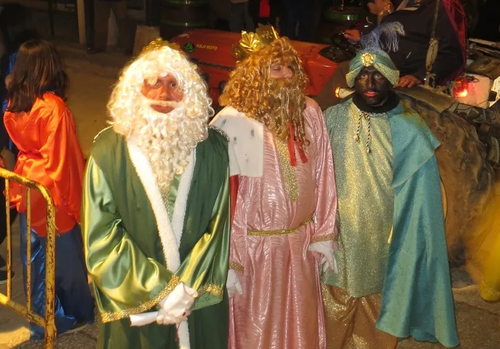 Los Reyes Magos visitan San Esteban cargados de regalos