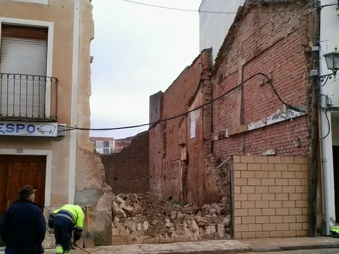 La lluvia y el viento provocan la caída de una pared de adobe