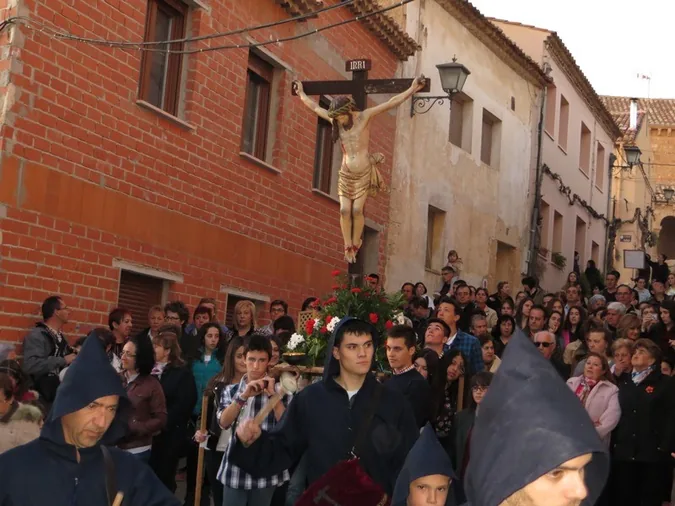 Los Quintos portaron su Cristo en un recorrido modificado