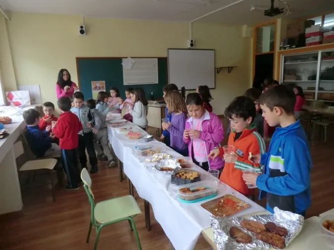 Los niños enseñan los dulces de Semana Santa
