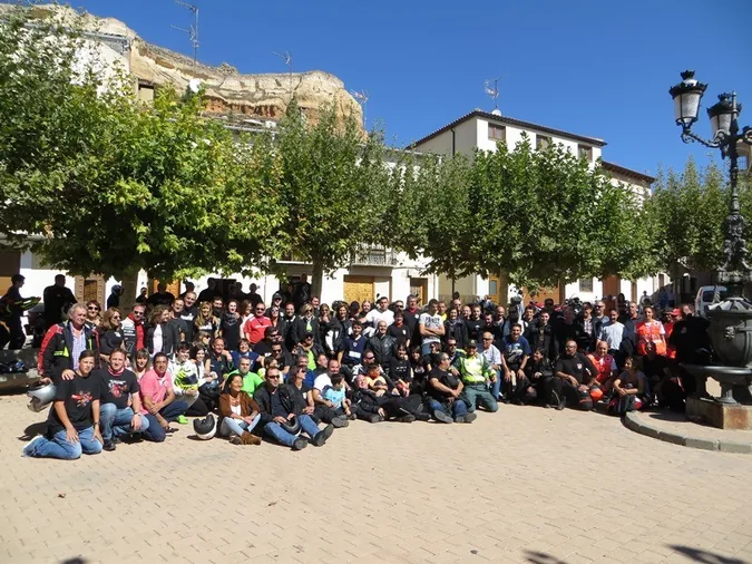 Los moteros demuestran su solidaridad con 120 kilos de comida