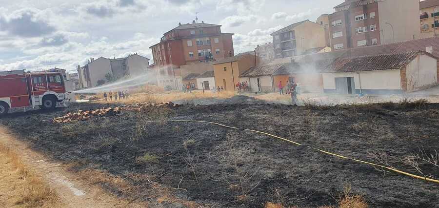 Sofocado un incendio en el casco urbano de San Esteban de Gormaz