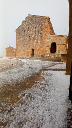 Una fuerte granizada convierte San Esteban en una estampa navideña