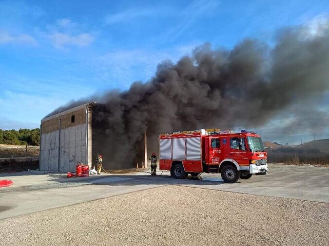 Extinguen el incendio de una máquina en el interior de una nave