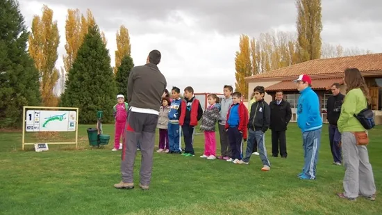 Escolares de Ribera a golpe de swing