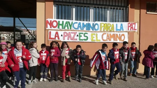 Los niños del cole festejan el día de la paz