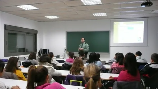 La Guardia Civil educa a los niños sobre Internet y alcohol