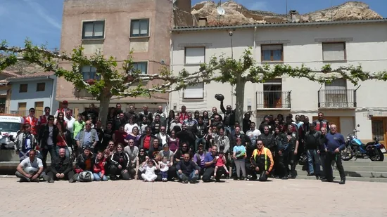 Pueblos rojinegros en dos ruedas