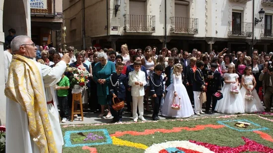 Alfombras de flores y virutas para honrar al Corpus Christi