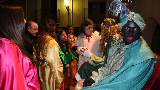 Los Reyes Magos reparten regalos entre los sanestebeños