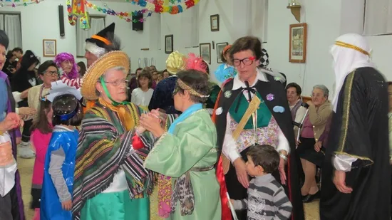 La asociación de pensionistas San Miguel despide con una piñata