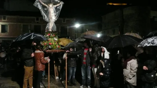 Los Quintos y los fieles de San Esteban desafían a la lluvia