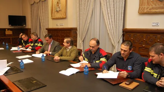 La Diputación rubrica el convenio con los bomberos voluntarios