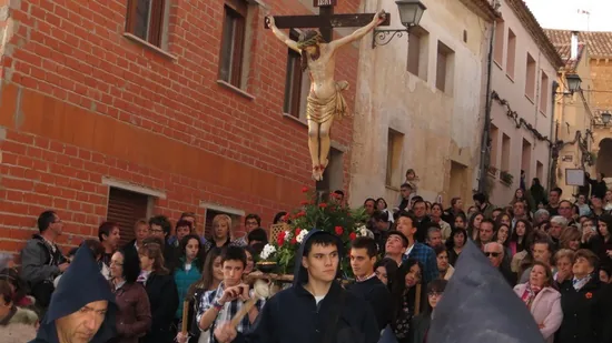 Los Quintos portaron su Cristo en un recorrido modificado