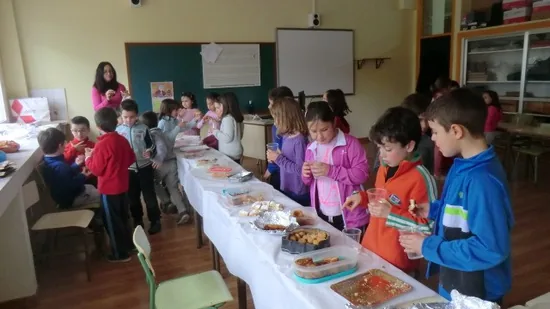 Los niños enseñan los dulces de Semana Santa