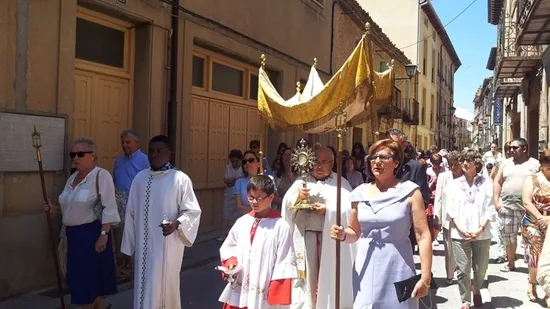 Los niños de Comunión protagonizan la procesión del Corpus